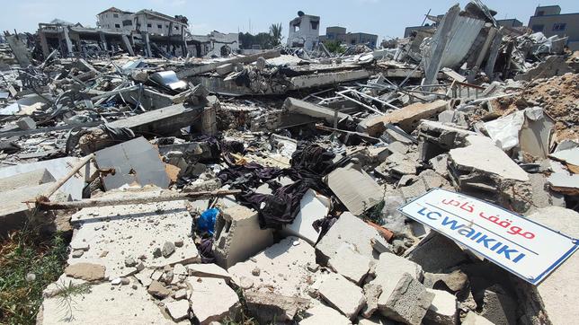 Blick auf beschädigte Gebäude und Straßen in Gaza nach monatelangem israelischem Bombardement. 